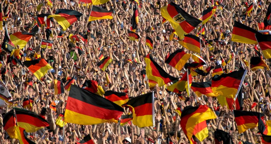 Im Station schwenken viele Fans Deutschlandfahnen