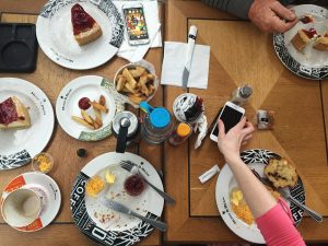 Tisch mit vielen Kuchentellern